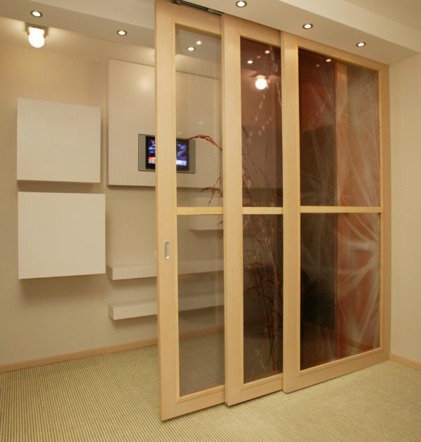 Partition walls with a fixed or sliding leaf